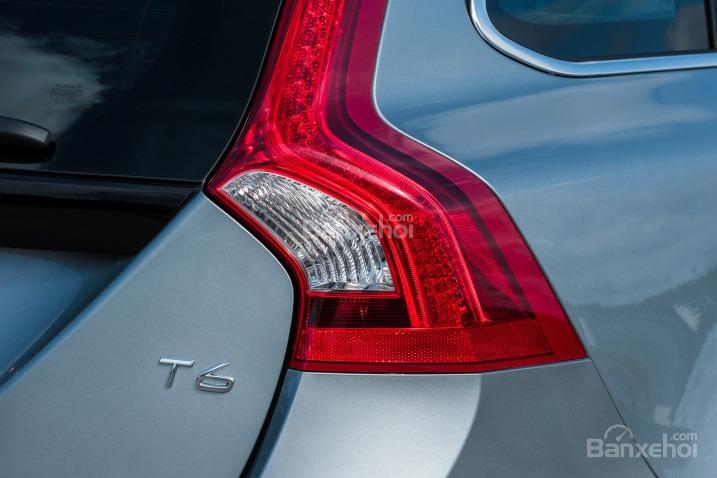 Đánh giá xe Volvo V60 2016: Đèn pha tích hợp LED kéo dài lên phía mái.