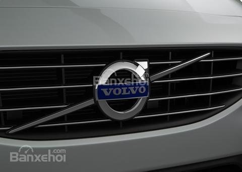 Đánh giá xe Volvo V60 2016: Lưới tản nhiệt đặc trưng của hãng.