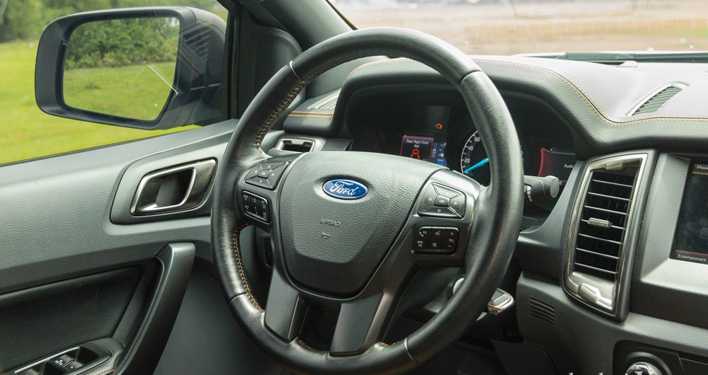 Đánh giá xe Ford Ranger 2016 vô lăng 4 chấu bọc da.