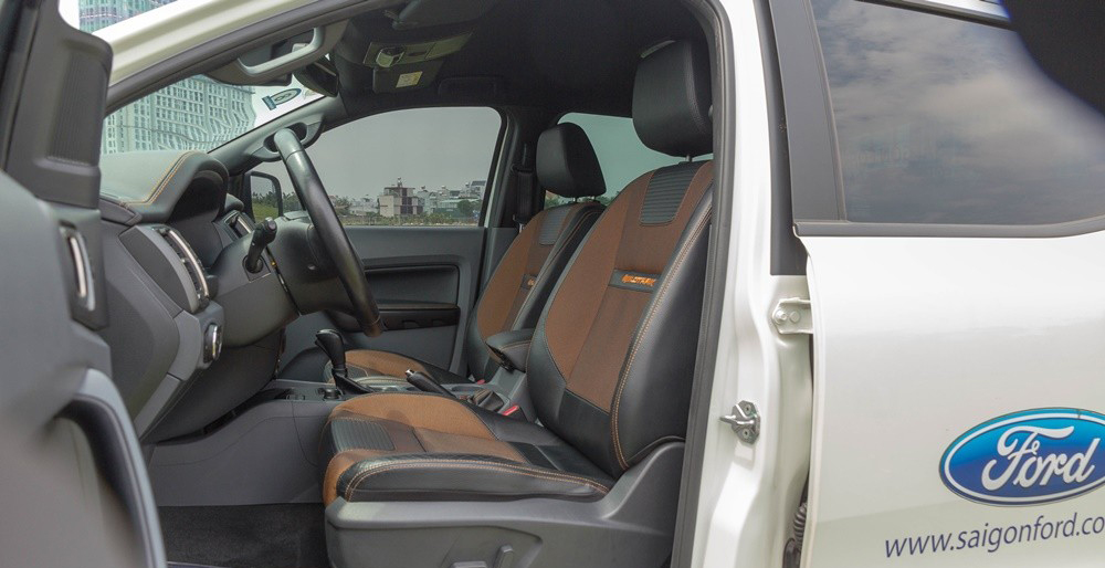 Đánh giá xe Ford Ranger 2016 có hàng ghế trước thiết kế ôm thân người ngồi.