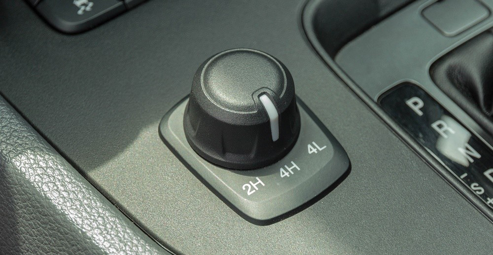 Đánh giá Ford Ranger 2016 có nút khóa cầu điện ngay cả khi bạn đang di chuyển.