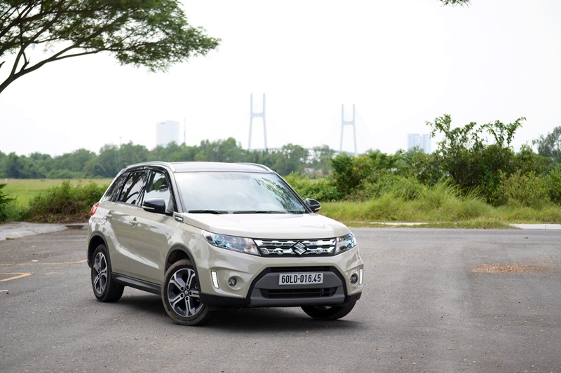 Suzuki Vitara 2015 sở hữu những đường nét trẻ trung, khỏe khoăn nhưng vẫn giữ phong thái chững chạc.