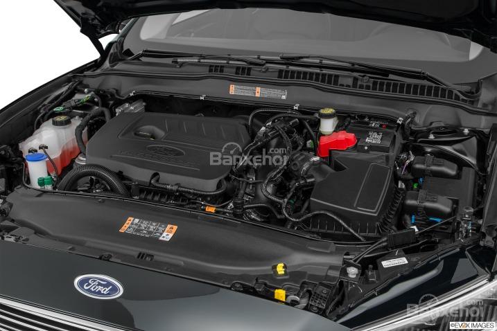 Đánh giá xe Ford Fusion 2017: Xe được trang bị động cơ 4 xi lanh.
