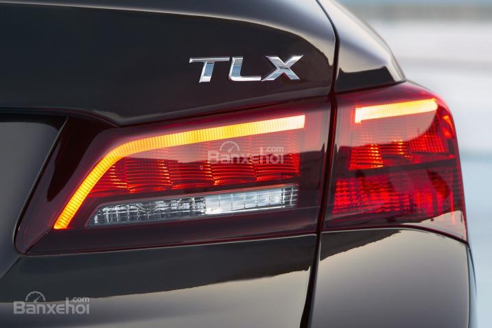 Đánh giá xe Acura TLX 2017: Đèn hậu tích hợp LED.