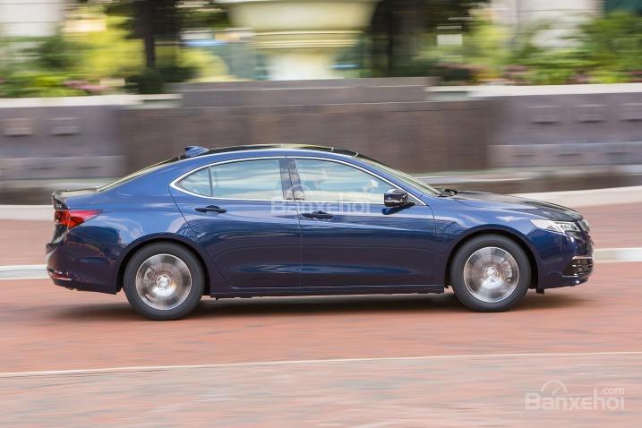 Đánh giá xe Acura TLX 2017: Thân xe với những đường cong mềm mại.