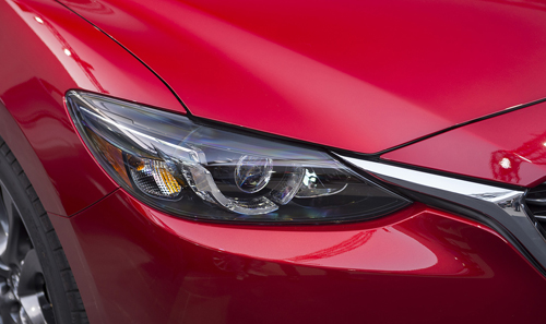 Đánh giá xe Mazda 6 2017 có đèn pha LED mới, tự động điều chỉnh góc chiều theo chiều xoay vô lăng.