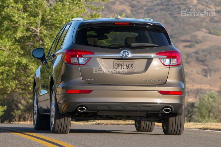 Đánh giá xe Buick Envision 2016: Đuôi xe có thiết kế logo đính kèm lớn.