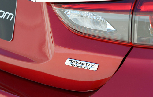 Đánh giá xe Mazda 6 2017 có logo động cơ được đóng phía cửa cốp phía sau khá rõ nét.