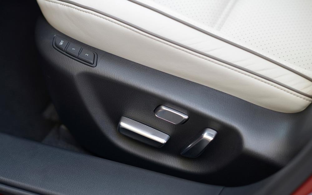 Đánh giá xe Mazda 6 2017 có ghế lái chỉnh điện và nhớ vị trí ghế.