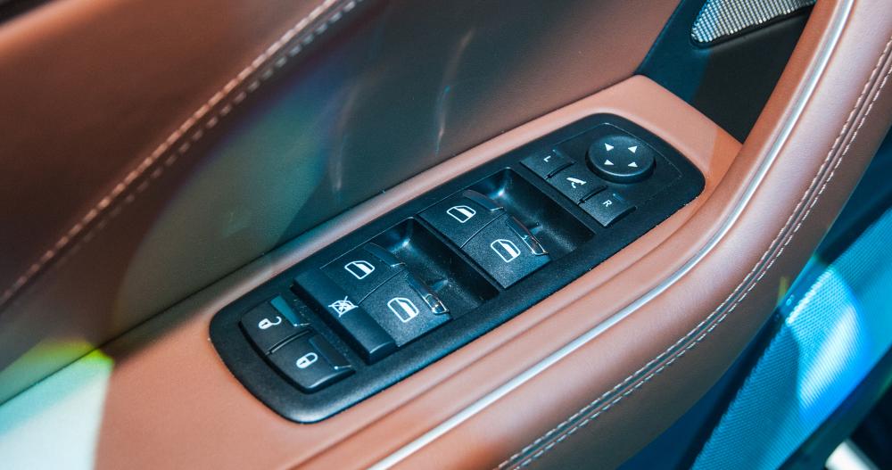 Đánh giá xe Maserati Levante 2017 có các phím tiện ích trên cửa cánh cửa xe.