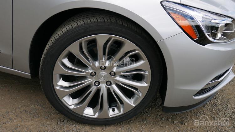 Đánh giá xe Buick LaCrosse 2017: Mâm 18 inch tiêu chuẩn.