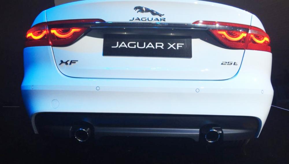 Đánh giá xe Jaguar XF 2017 có ống xả miệng tròn với bế ngang rộng hơn.