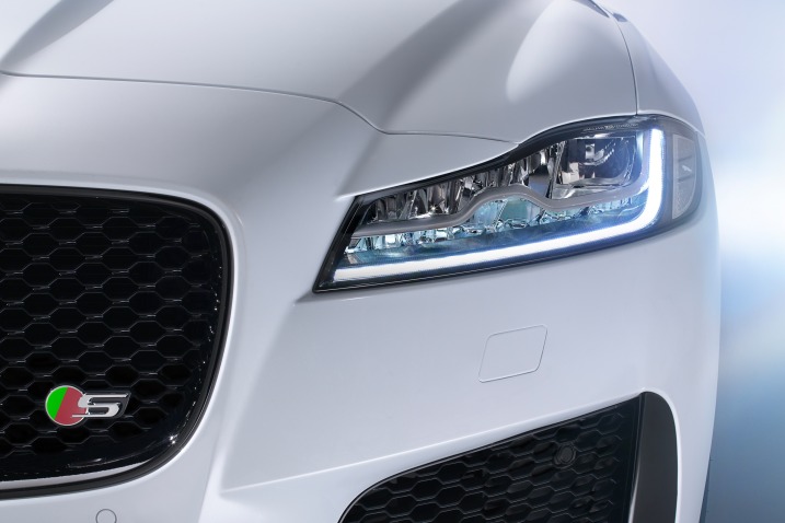 Đánh giá xe Jaguar XF 2017 có đèn pha thế hệ mới dạng full LED.