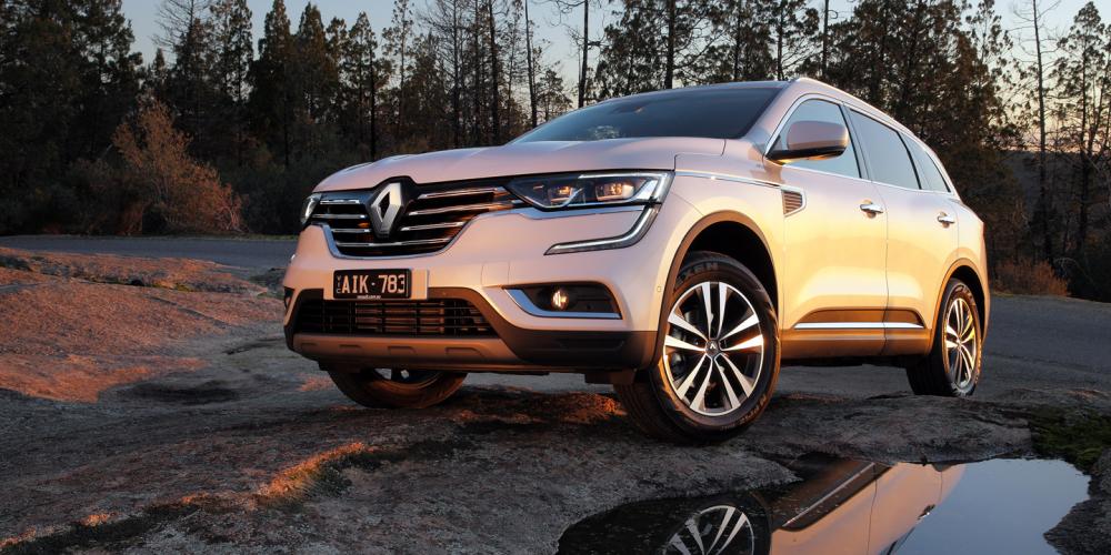 Đánh giá xe Renault Koleos 2017 có lưới tản nhiệt lớn mạ crom liền mạch với cụm đèn pha.