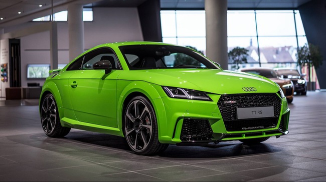 Audi TT RS 2017 sử dụng động cơ tăng áp 2.5 lít, 5 xi-lanh thẳng hàng, cho sức mạnh 400 mã lực.