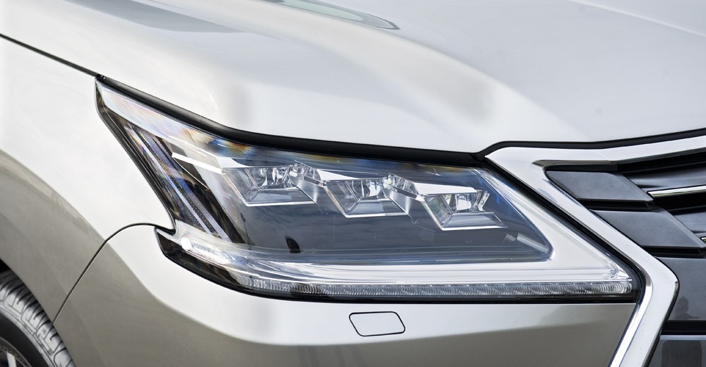 Đánh giá xe Lexus LX570 2016: Cụm đèn pha 3 bóng thiết kế ấn tượng.