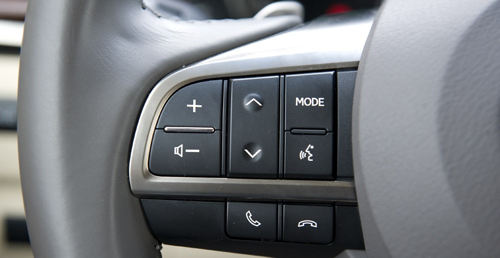 Đánh giá xe Lexus LX570: Các phím bấm chức năng được tích hợp ngay trên vô lăng.