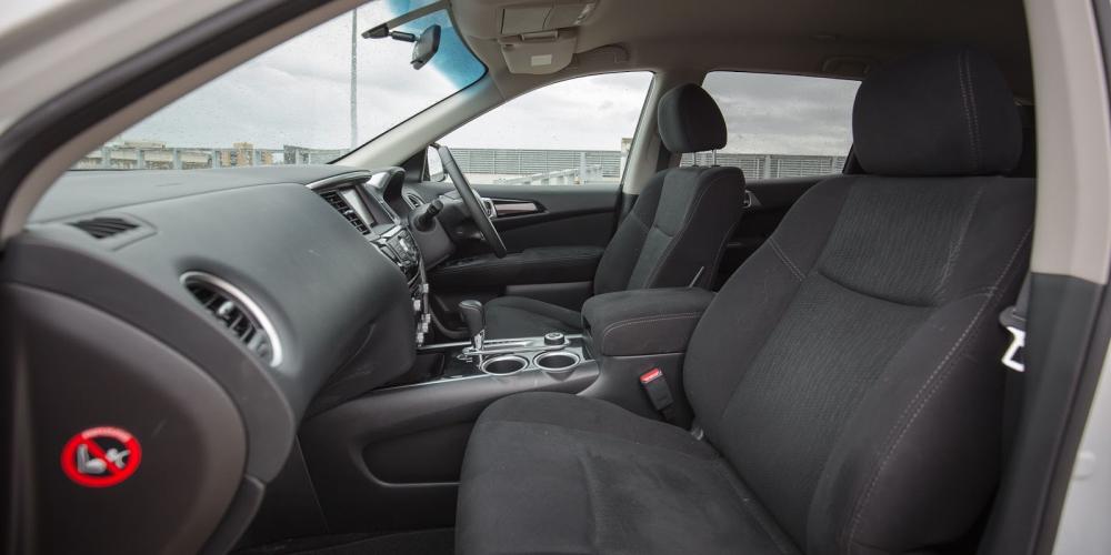 Đánh giá xe Nissan Pathfinder 2016 có ghế trước thiết kế rộng ôm lấy thân người ngồi.