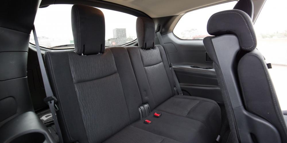 Đánh giá xe Nissan Pathfinder 2016 có hàng ghế cuối với 3 chỗ ngồi rộng vừa phải.