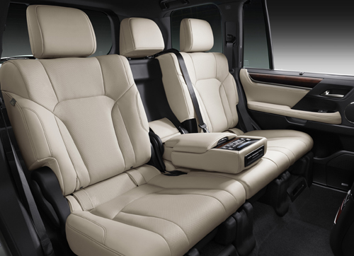 Đánh giá xe Lexus LX 570 2016: Không gian để chân của hàng ghế sau rất thoải mái.