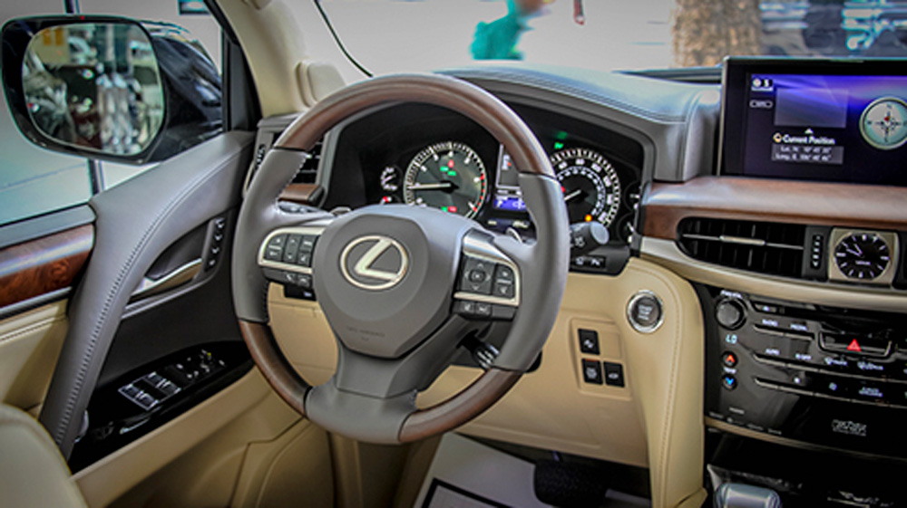 Lexus LX 570 2016 sử dụng vô lăng 3 chấu có tích hợp các phím bấm chức năng.