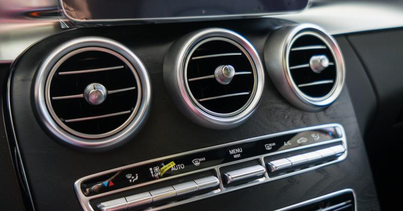 Đánh giá xe Mercedes-Benz C300 AMG 2016 có hệ thống gió điều hòa làm lạnh nhanh.