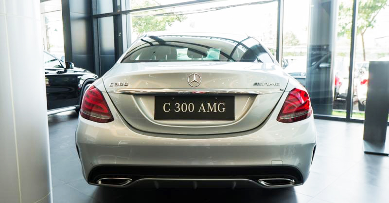 Đánh giá xe Mercedes-Benz C300 AMG 2016 có đuôi thể thao, ống xả bản to mạnh mẽ.