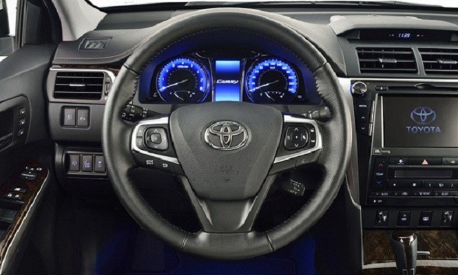 Đánh giá xe Toyota Camry 2016 có vô lăng bọc da 3 chấu.