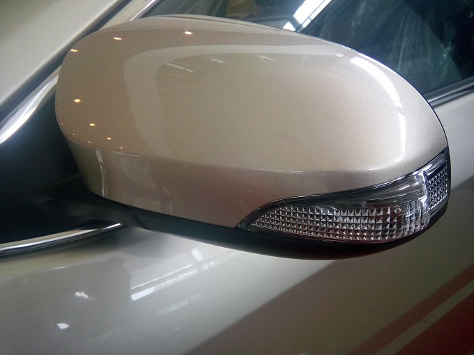 Đánh giá xe Toyota Camry 2016 có gương chiếu hậu chỉnh, gập điện tích hợp LED xi nhan.