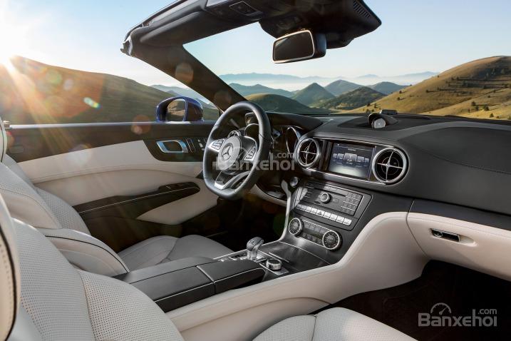 Đánh giá xe Mercedes-Benz SL-Class 2017: Chất lượng nội thất được đánh giá tốt.