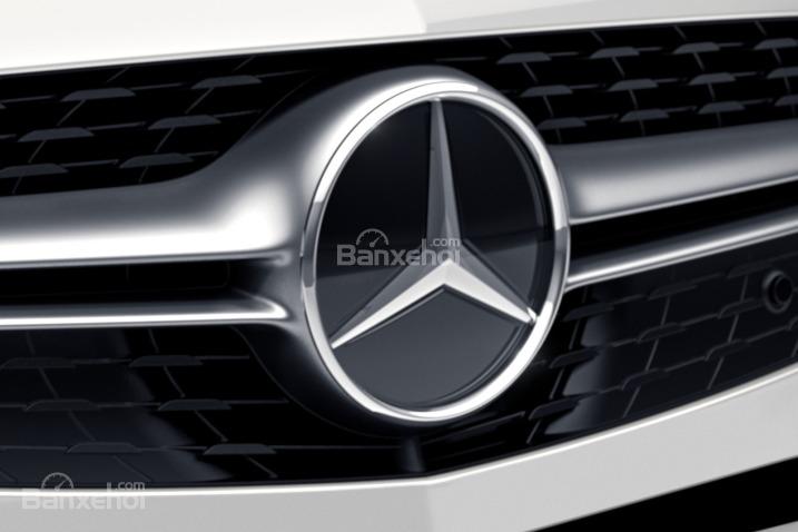 Đánh giá xe Mercedes-Benz SL-Class 2017: Lưới tản nhiệt với logo đặc trưng.