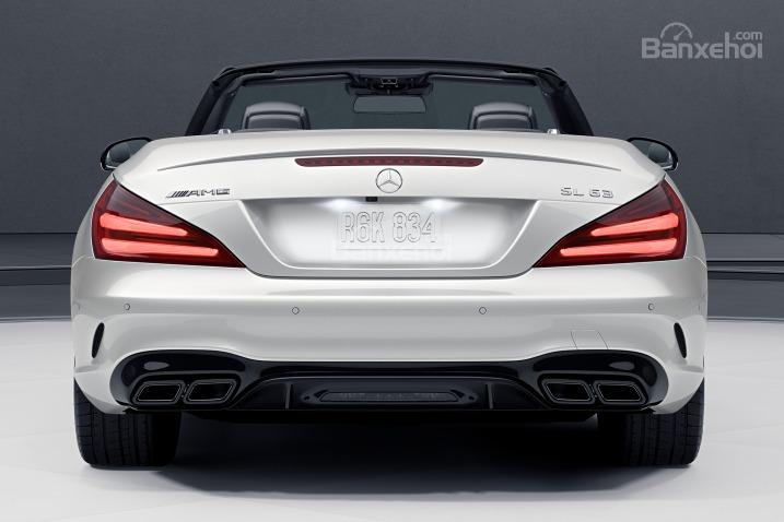 Đánh giá xe Mercedes-Benz SL-Class 2017: Đuôi xe có thiết kế khá đẹp.