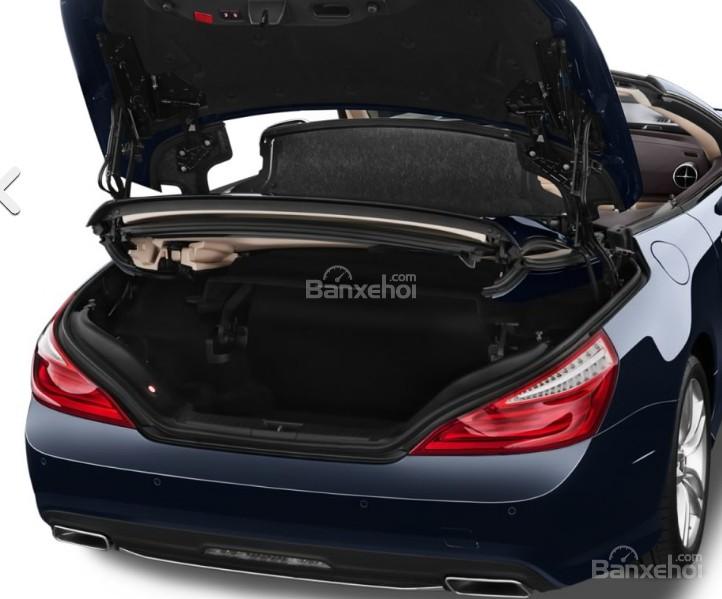 Đánh giá xe Mercedes-Benz SL-Class 2017: Khoang hành lý được đánh giá khá tốt.