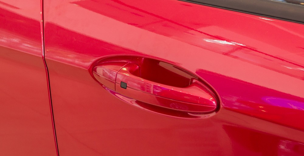 Đánh giá xe Ford Ecosport 2016 có tay nắm cửa đồng màu sơn với thân xe.