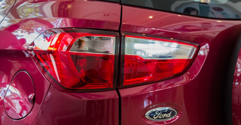 Đánh giá xe Ford Ecosport 2016 có đèn hậu chia làm hai ngăn.