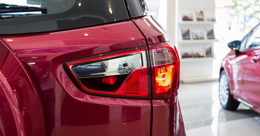 Đánh giá xe Ford Ecosport 2016 có đèn hậu được chia thành 4 bóng với các chức năng khác nhau.