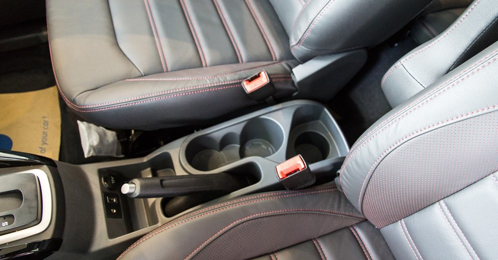  Đánh giá xe Ford Ecosport 2016 có hộc để đồ nhiều ngăn nhỏ ở khu vực phanh tay phía trước.