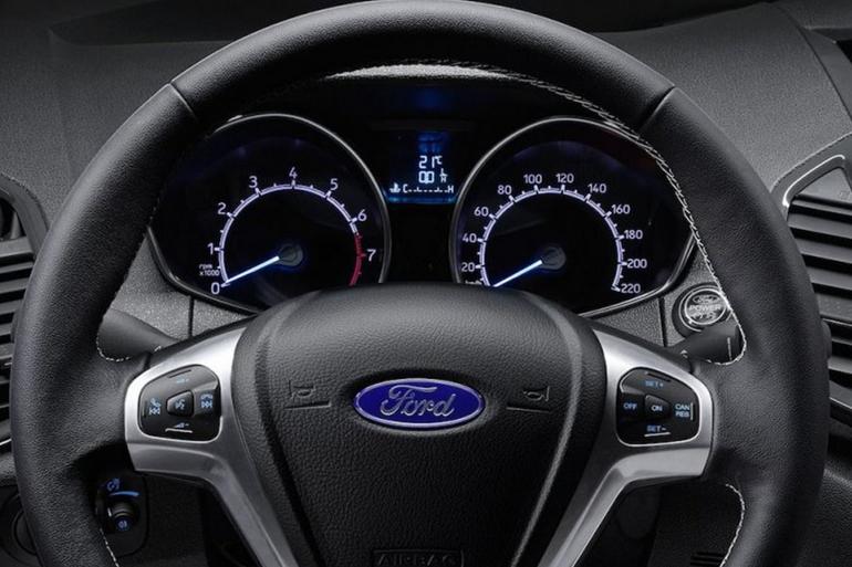  Đánh giá xe Ford Ecosport 2016 có vô lăng bọc da với 3 chấu viền mạ bạc thể thao.