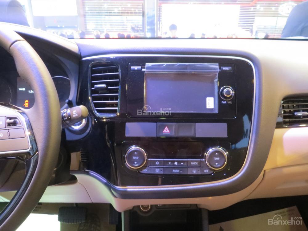 Đánh giá xe Mitsubishi Outlander 2017 có màn hình cảm ứng và đầu đọc đĩa CD.