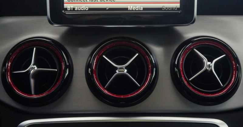Đánh giá xe Mercedes-Benz GLA-Class 2016 có điều hòa tự động với các cửa gió độc đáo.