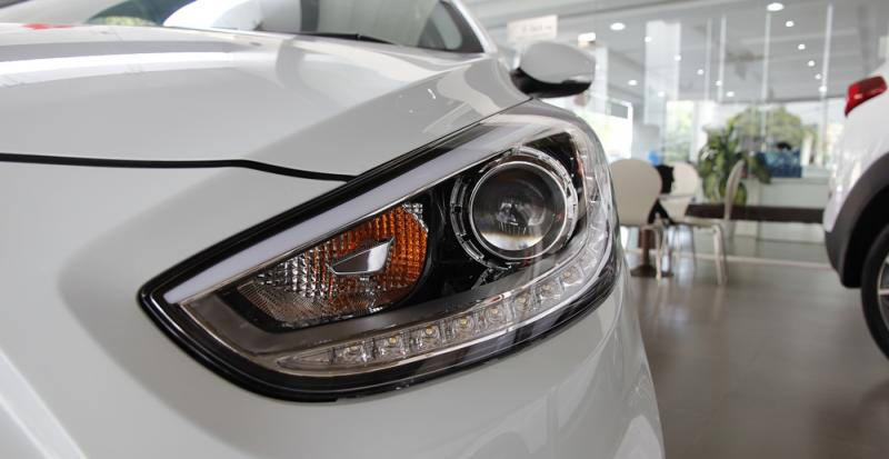 Đánh giá xe Hyundai Accent 2016 có đèn pha dạng projector cho ánh sáng tập trung hơn.
