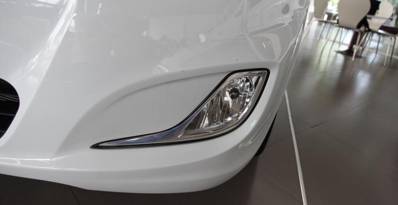 Đánh giá xe Hyundai Accent 2016 có đèn sương mù dạng LED thiết kế vuốt cong độc đáo.