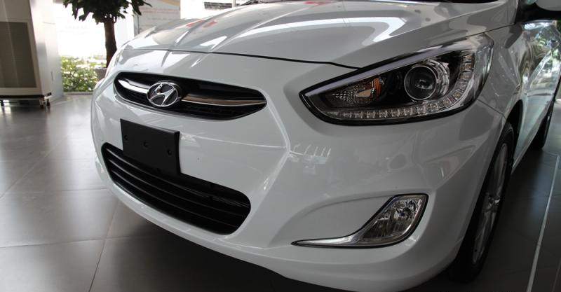 Đánh giá xe Hyundai Accent 2016 có lưới tản nhiệt miệng cười thân thiện.