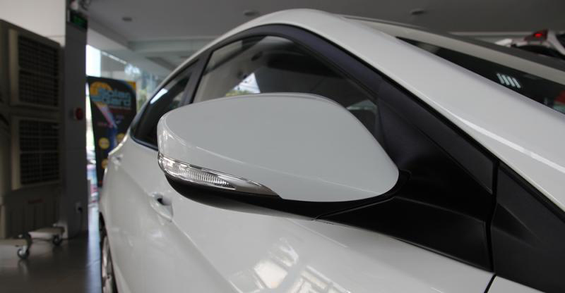 Đánh giá xe Hyundai Accent 2016 có gương chiếu hậu ngoài chỉnh điện đa hướng.