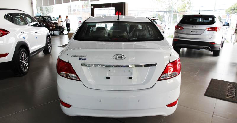 Đánh giá xe Hyundai Accent 2016 có phần đuôi mềm mại.