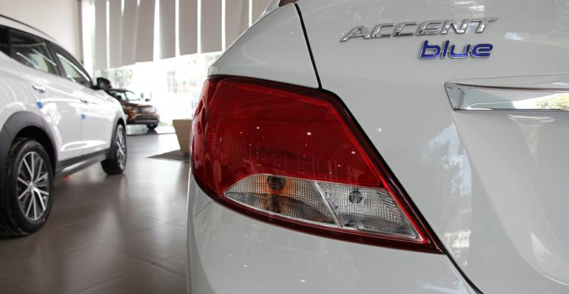 Đánh giá xe Hyundai Accent 2016 có đèn hậu LED vuốt dài ra phía hông.