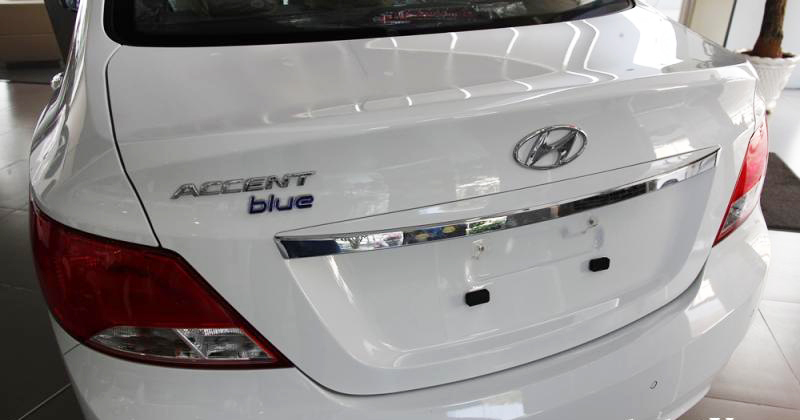 Đánh giá xe Hyundai Accent 2016 có thanh ngang mạ crom kiêm tay nắm cửa cốp xe.