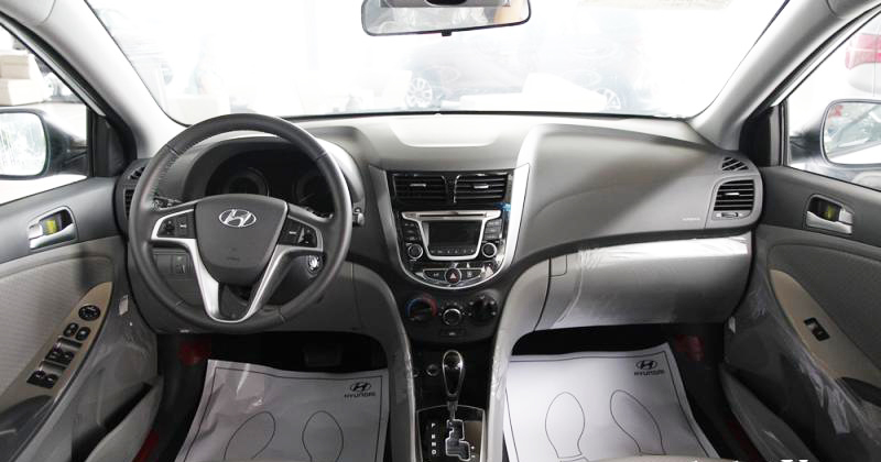 Đánh giá xe Hyundai Accent 2016 có nội thất trẻ trung, gọn gàng.