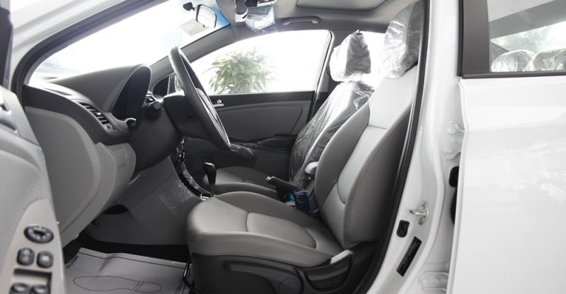 Đánh giá xe Hyundai Accent 2016 có ghế trước thể thao, tablo thoáng đãng.