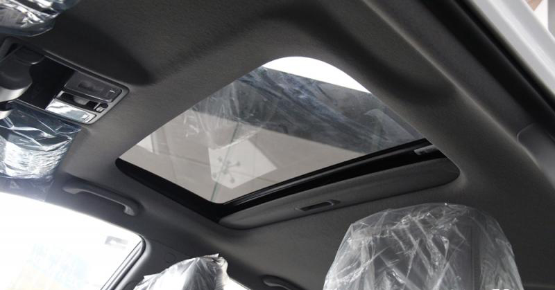 Đánh giá xe Hyundai Accent 2016 có cửa sổ trời tiện nghi.